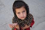 nina-afghana-pidiendo limosna